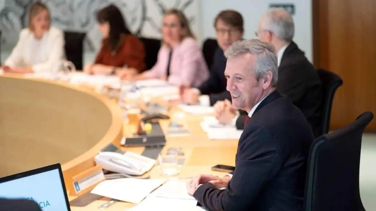 O presidente Alfonso Rueda, na reuni&oacute;n desta quinta feira co seu equipo de goberno. (Foto: Xunta)