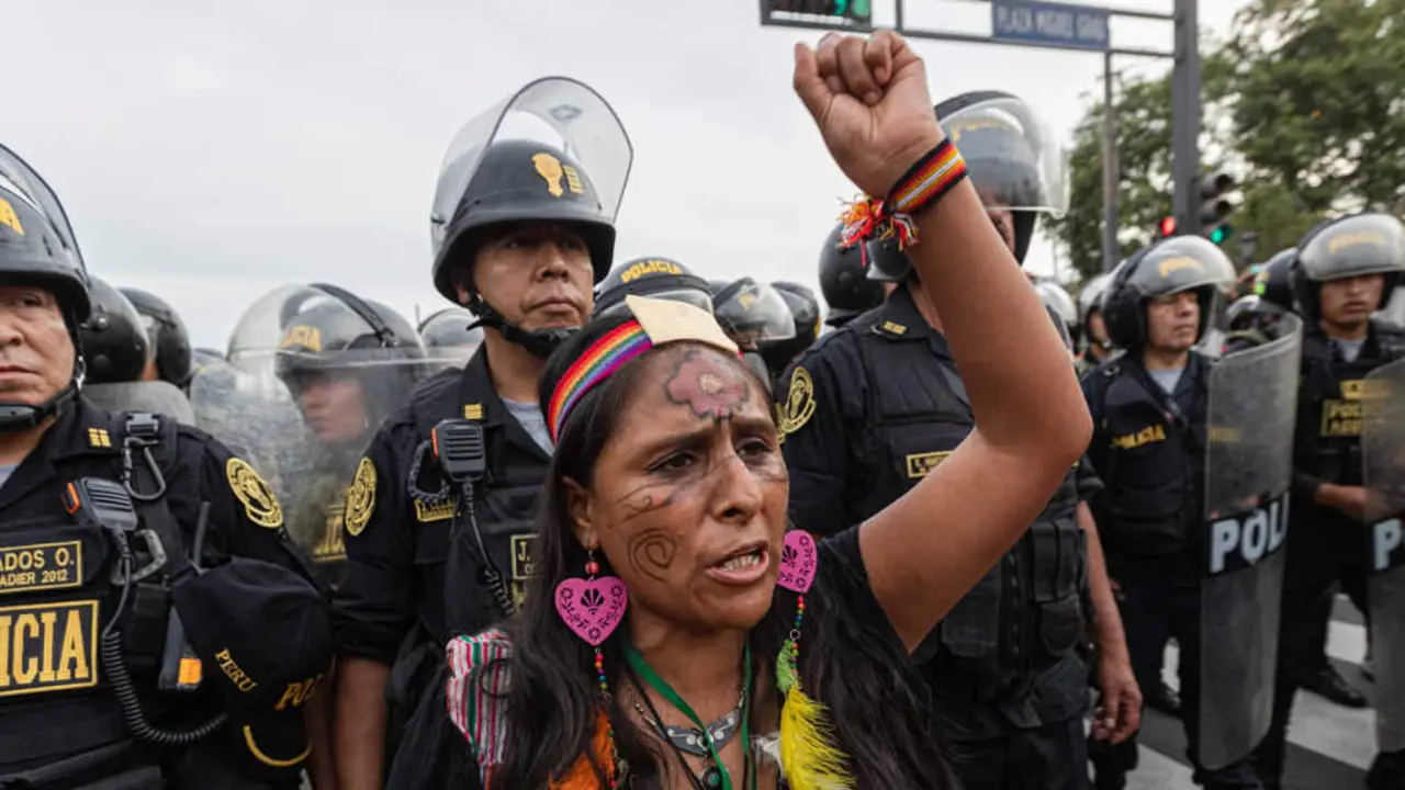 Unha muller protestando en Lima a comezos deste ano diante da Polic&iacute;a contra o Goberno peruano de Dina Boluarte. (Foto: Lucas Aguayo Araos / DPA)