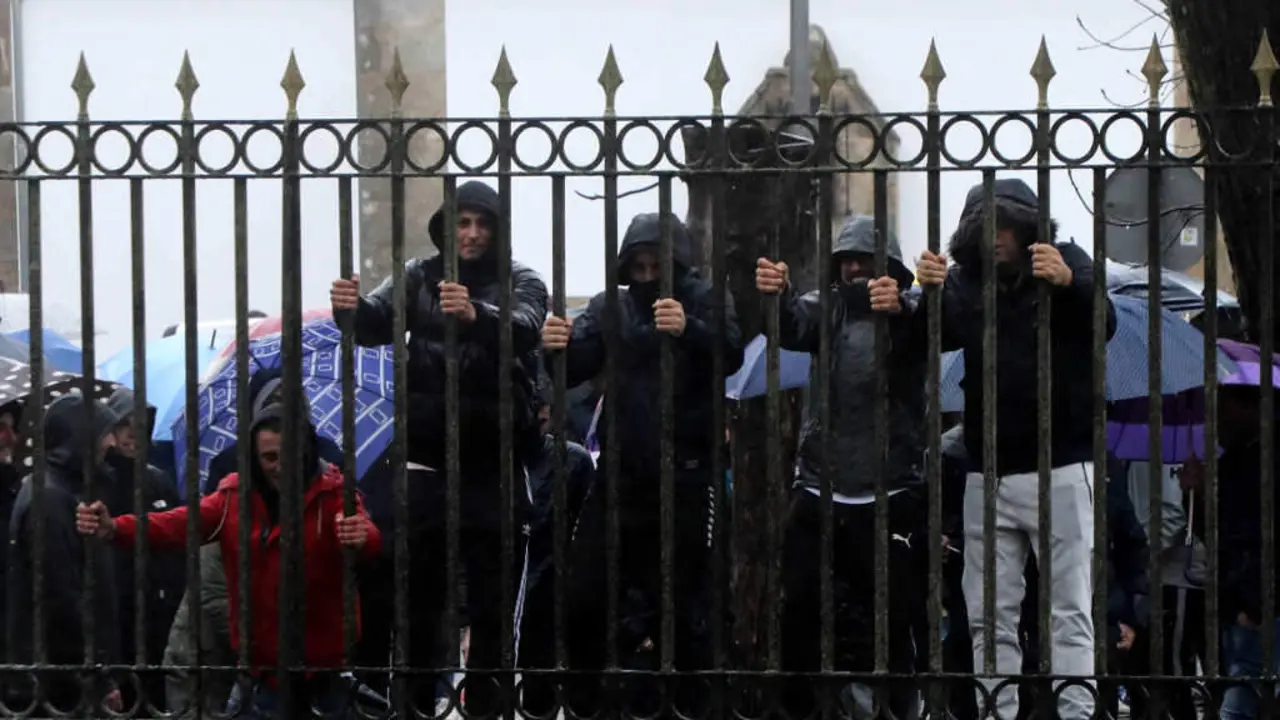 Mexilloeiros protestando onte en San Caetano contra os l&iacute;mites &aacute; recollida de mexilla. (Foto: Arxina)