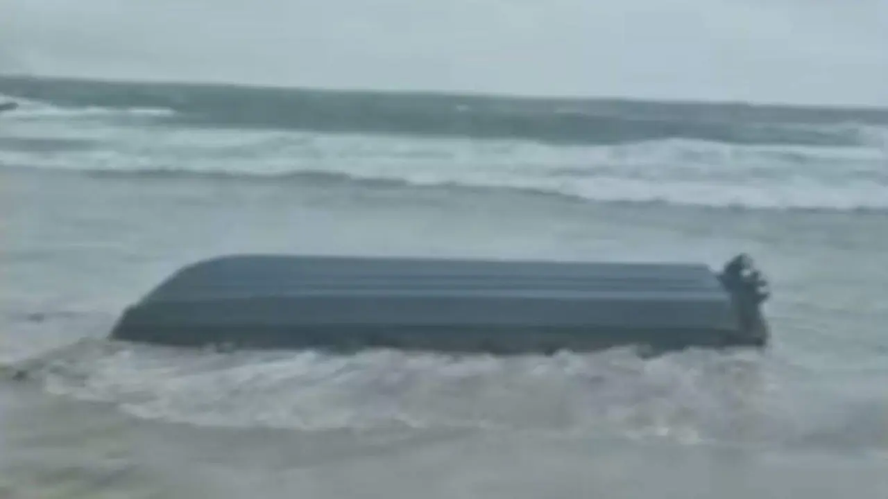 A lancha varada na praia de Nemi&ntilde;a. (Foto: CRTVG)