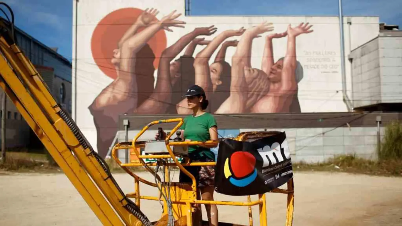 Intervenci&oacute;n mural da artista Fitz Licuado coa frase "As mulleres sostemos a metade do ceo", en Santiago de Compostela, 2020. (Foto: 7H Cooperativa Cultural)