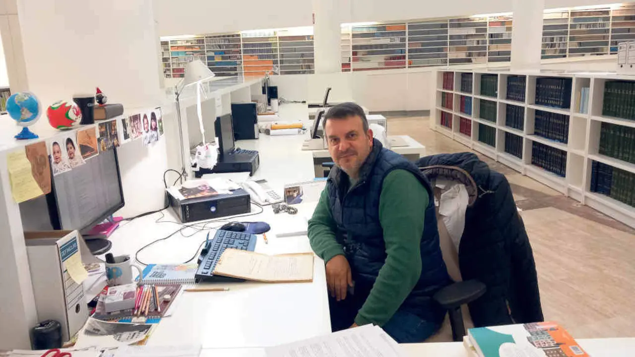 Miguel L&oacute;pez &eacute; un dos comisarios da exposici&oacute;n, xunto con Mar&iacute;a del Mar Garc&iacute;a Miraz e Concepci&oacute;n Garc&iacute;a (Foto: N&oacute;s Diario).