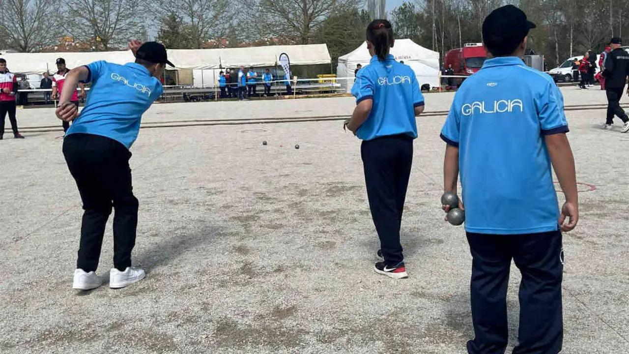 Xogadoras e xogadores no I Open Internacional de petanca 'Cocido de Lal&iacute;n', o ano pasado (Foto: Club Petanca Lal&iacute;n).
