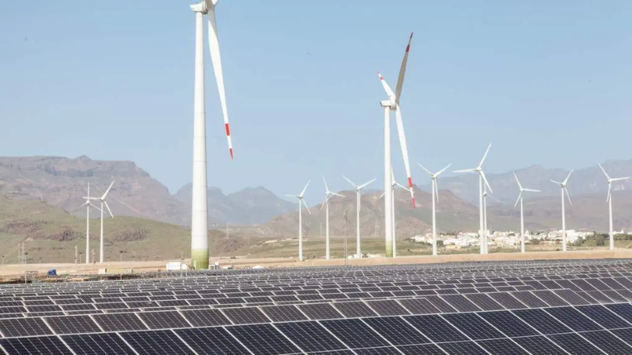 Instalaci&oacute;n de enerx&iacute;as renov&aacute;beis con aeroxeradores e&oacute;licos e placas solares. (Foto: Europa Press)