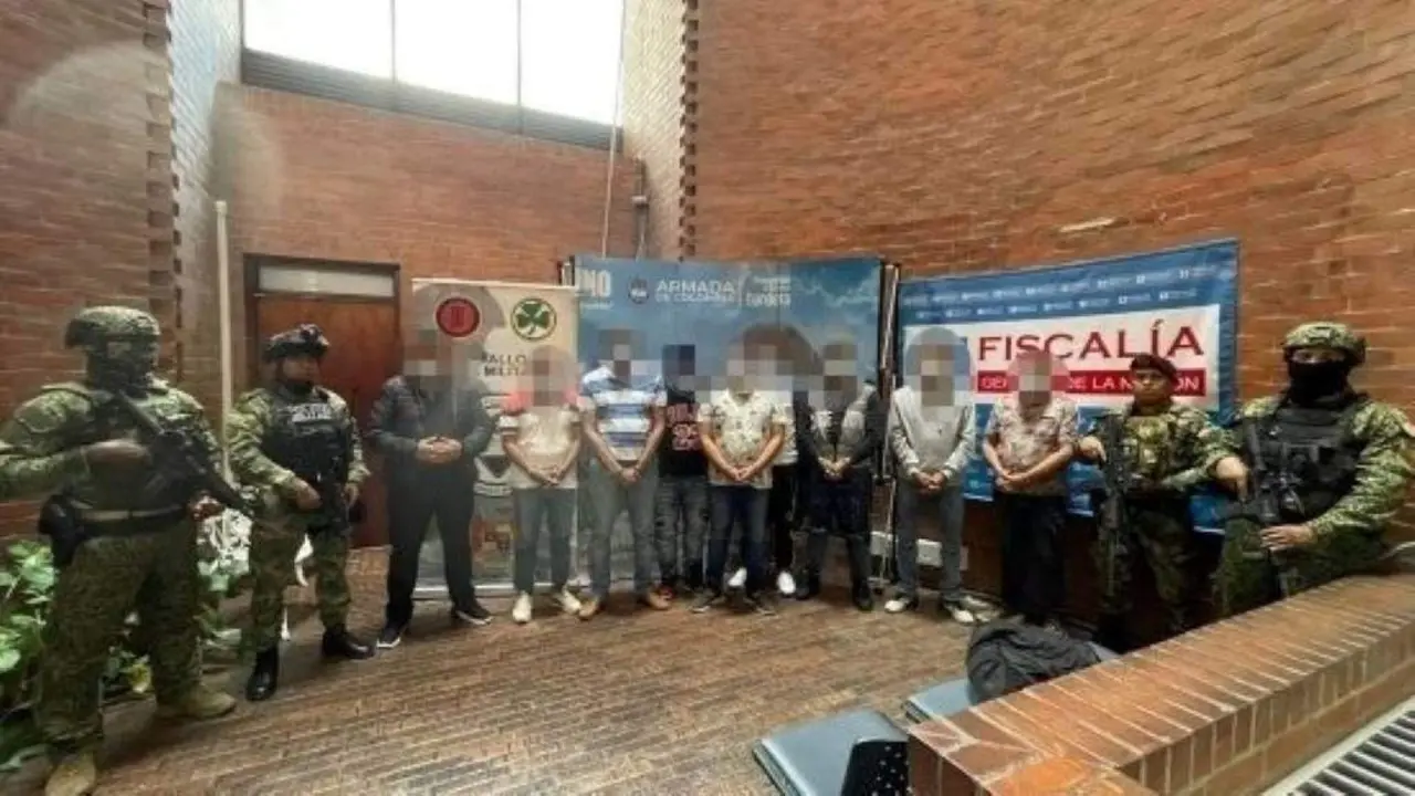 Os detidos nun operativo conxunto entre forzas colombianas e a Garda Civil espa&ntilde;ola. (Foto: Armada de Colombia)