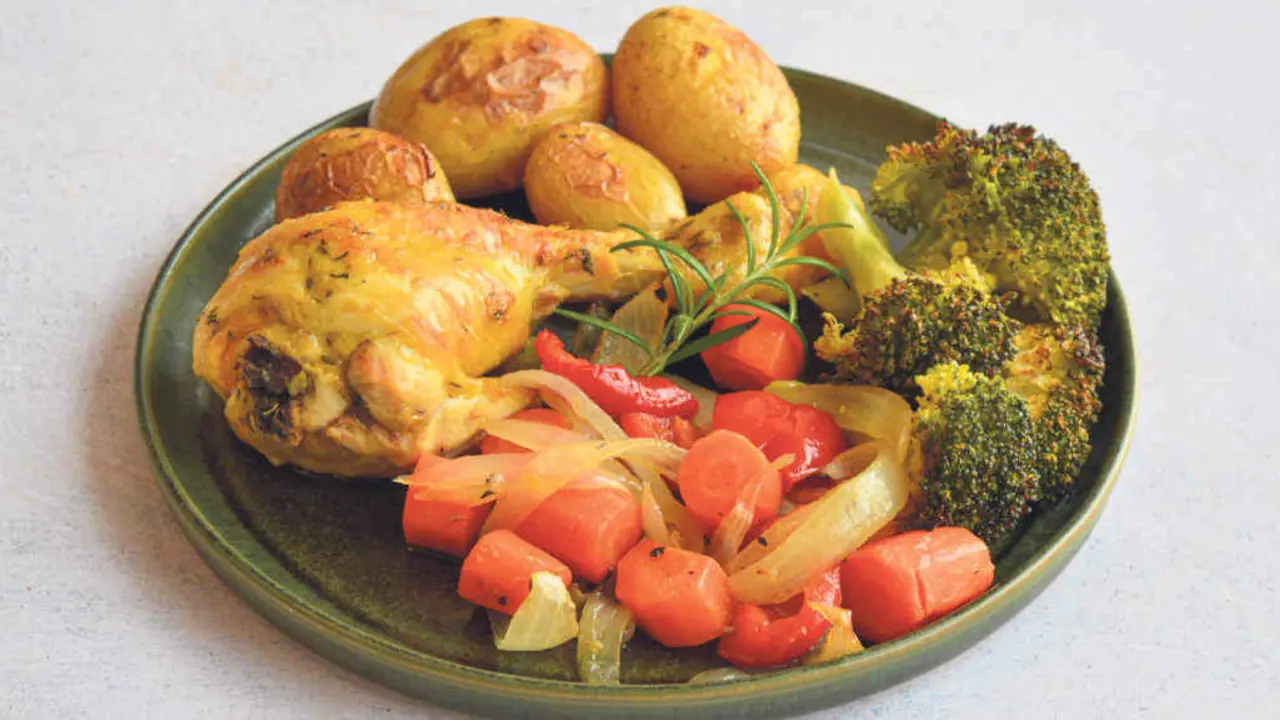Polo &aacute; mostaza con gornici&oacute;n de verduras (Foto: Anxo Fole).