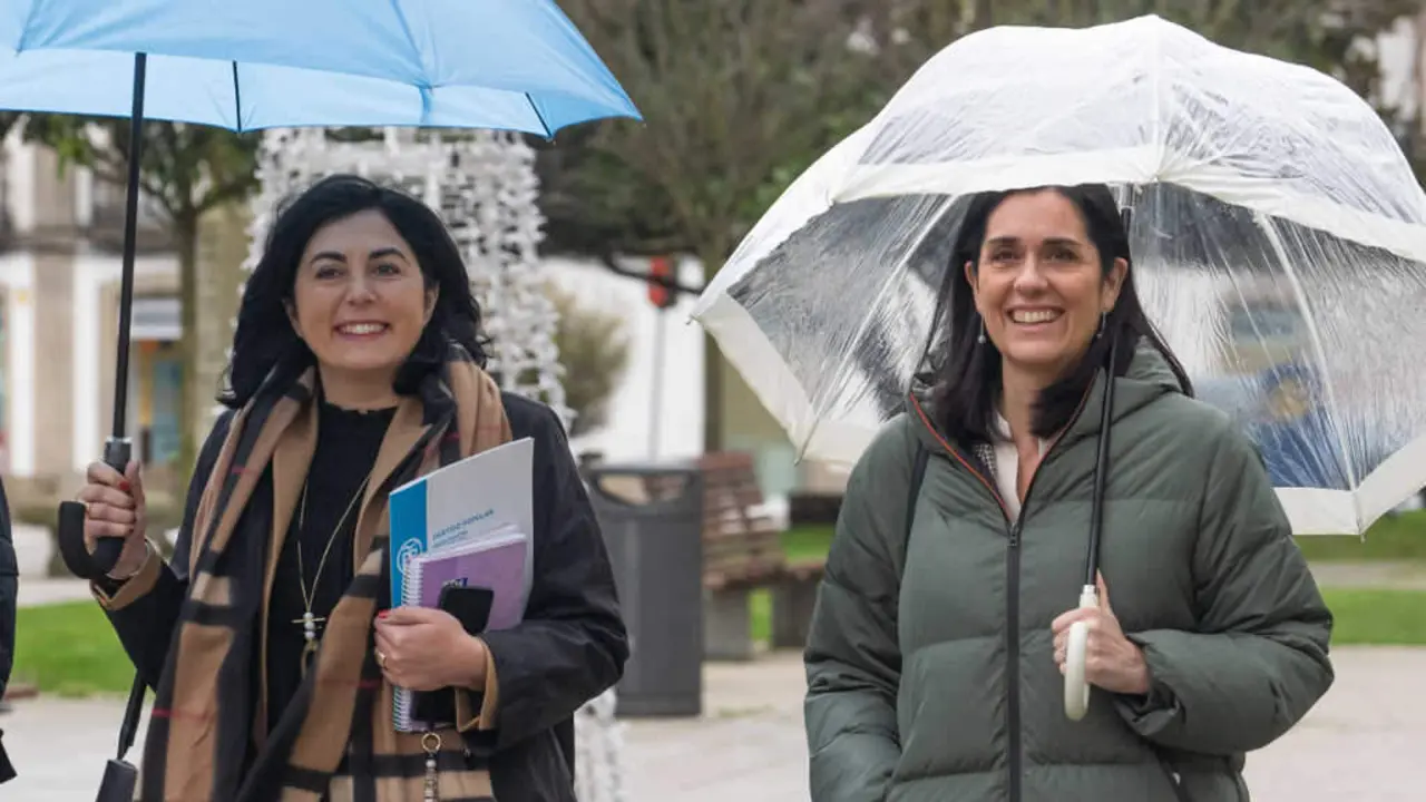 A candidata &aacute; Alcald&iacute;a de Lugo polo PP, Elena Candia, e a secretaria xeral do PP, Paula Prado. (Foto: N&oacute;s Diario)