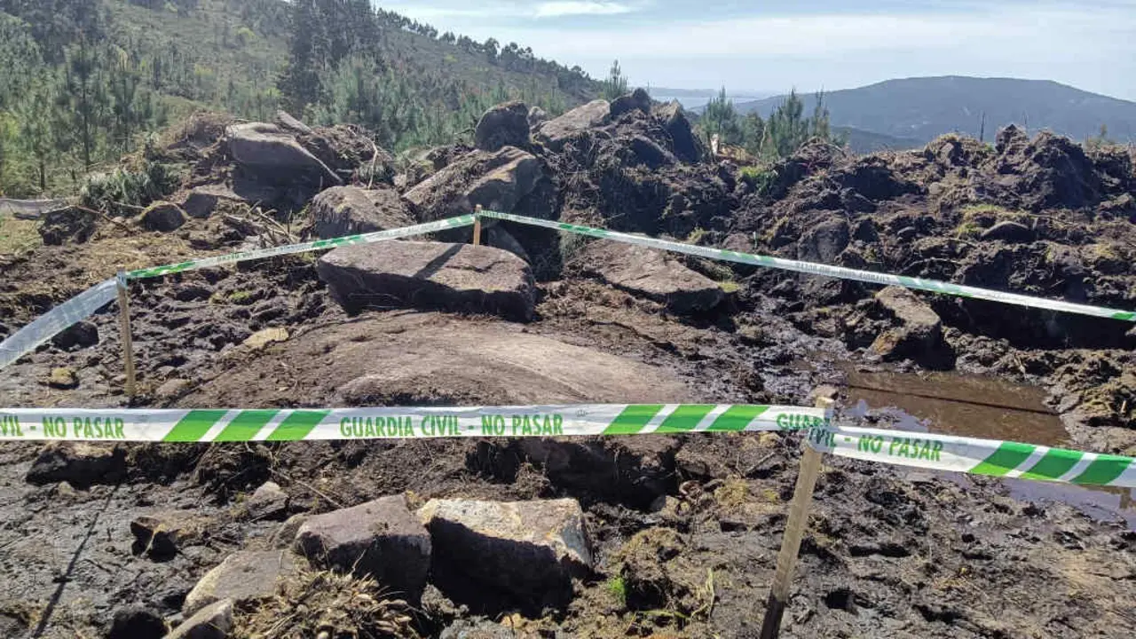 O Seprona balizou un petr&oacute;glifo non declarado nas obras do pol&iacute;gono e&oacute;lico Acibal, en Mora&ntilde;a. (Foto: Amil sen E&oacute;licos)