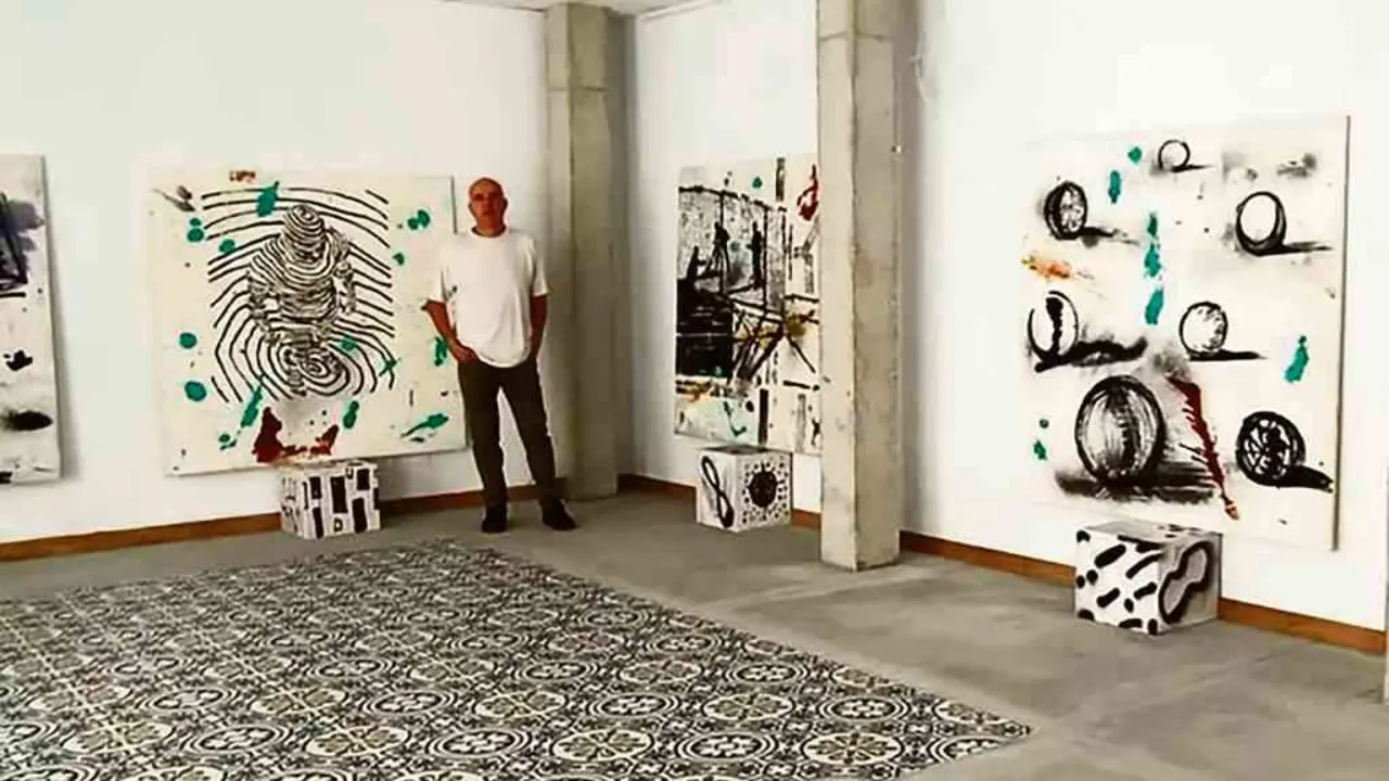 Ant&oacute;n Pati&ntilde;o ante algunhas das s&uacute;as obras.