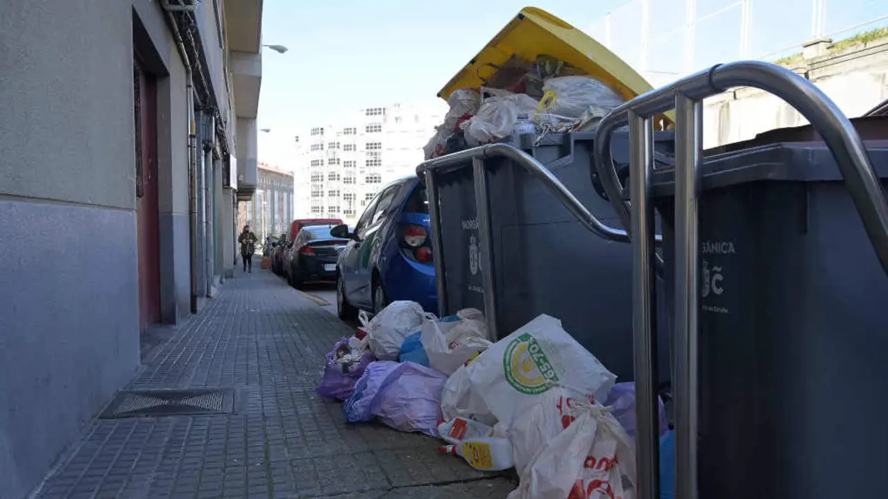Colectores durante a folga de recollida do lixo na Coru&ntilde;a en abril de 2022 (Foto: M. Dylan 7 Europa Press).