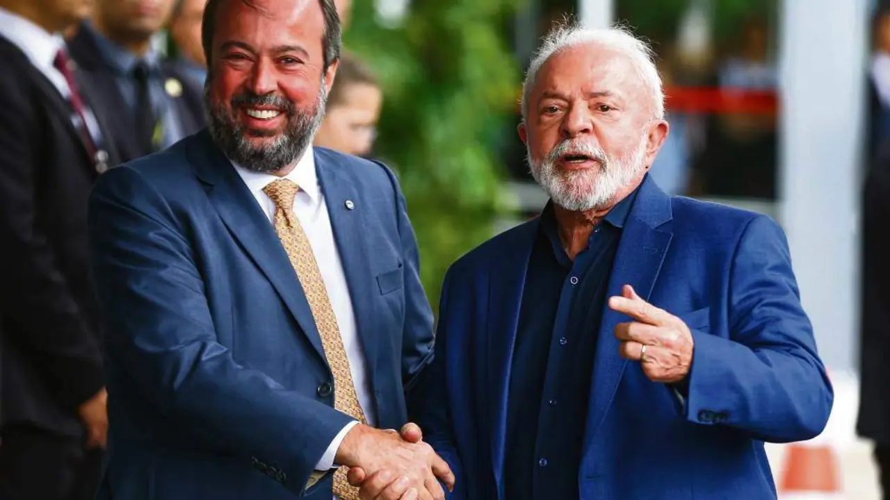 O ministro de Enerx&iacute;a do Brasil, Alexandre Silveira, co presidente Lula da Silva, no Consello Nacional de Pol&iacute;tica Enerx&eacute;tica, en marzo. (Foto: Marcelo Camargo / Axencia Brasil / DPA)