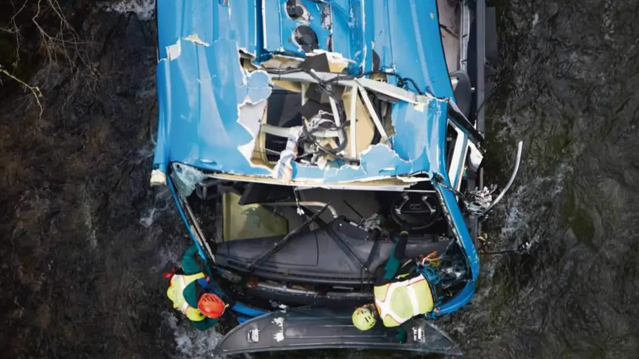 Autob&uacute;s sinistrado en Cerdedo-Cotobade en decembro de 2022, co resultado de sete mortes. (Foto: Europa Press)