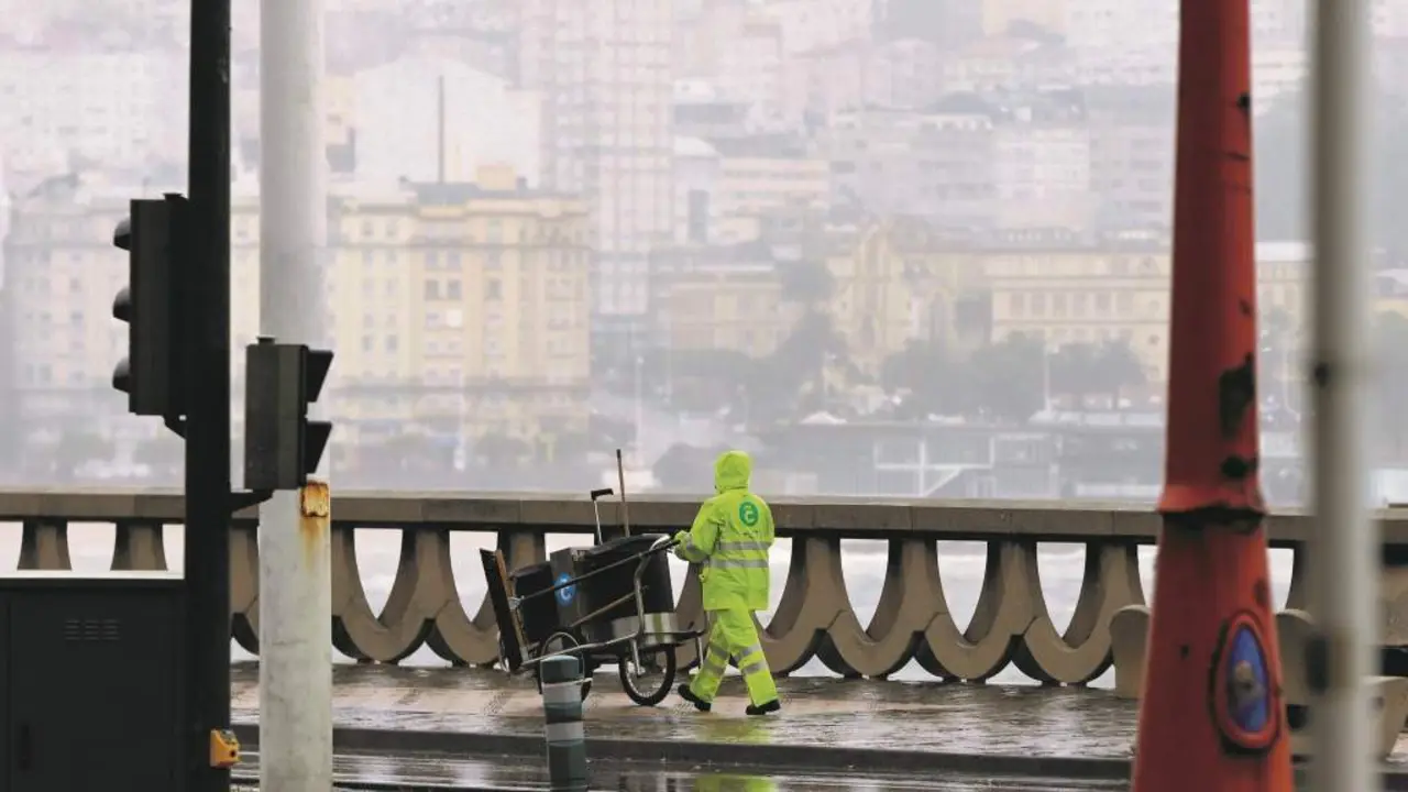 Un traballador do servizo de limpeza do Concello da Coru&ntilde;a. (Foto: M. Dylan / Europa Press)