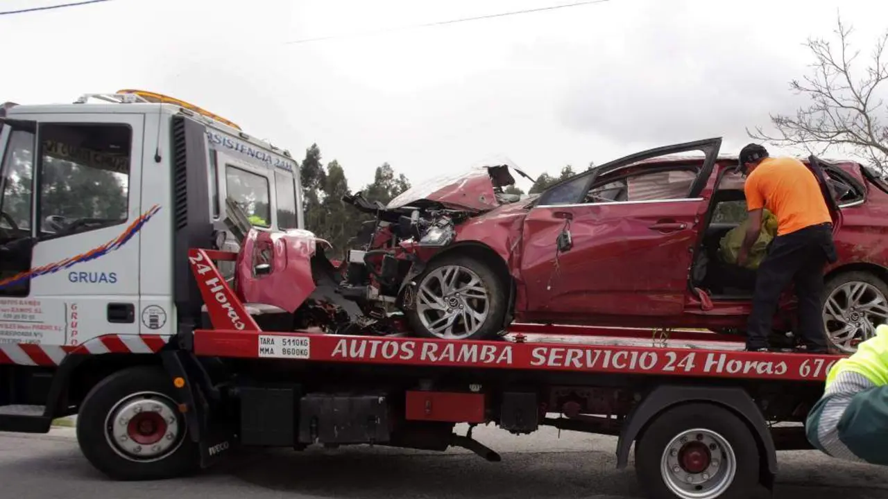 Un veh&iacute;culo con guindastre trasladando o coche accidentado. (Foto: Carlos Castro / Europa Press)