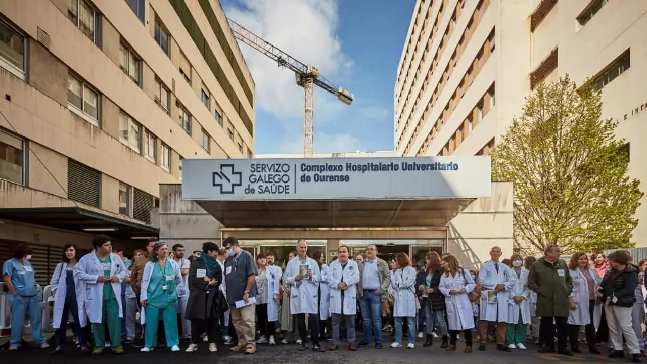 Concentraci&oacute;n no Hospital Universitario de Ourense con motivo da folga do persoal m&eacute;dico convocada polo sindicato CESM na Galiza. (Foto: Agostime / Europa Press)