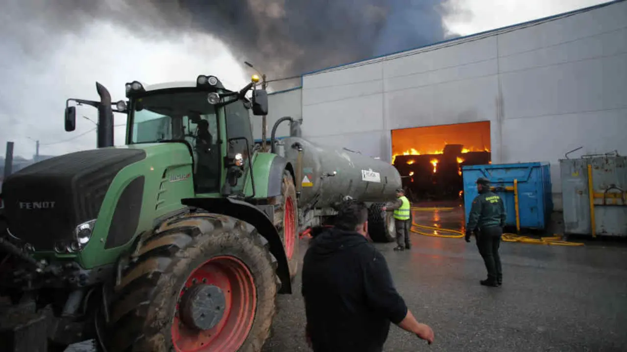 Imaxe do incendio na nave de Ambigal (Foto: Carlos Castro / Europa Press).