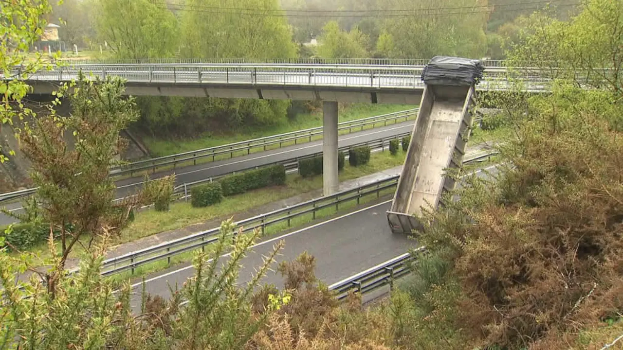 O remolque no paso elevado da A-6 (Foto: Captura de pantalla da TVG).