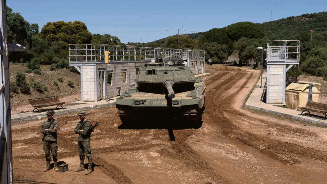 Manobras do carro de combate Leopard 2A4 previo &aacute; s&uacute;a entrega a Ucra&iacute;na o pasado 13 de abril en C&oacute;rdoba. (Foto: Francisco J. Olmo / Europa Press)