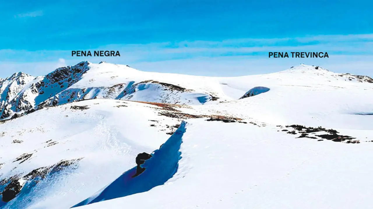 A esquerda, o Pena Negra, de 2.121 metros, e, &aacute; dereita, Pena Trevinca, o cume da Galiza  con 2127 metros (Foto O Trisquel).