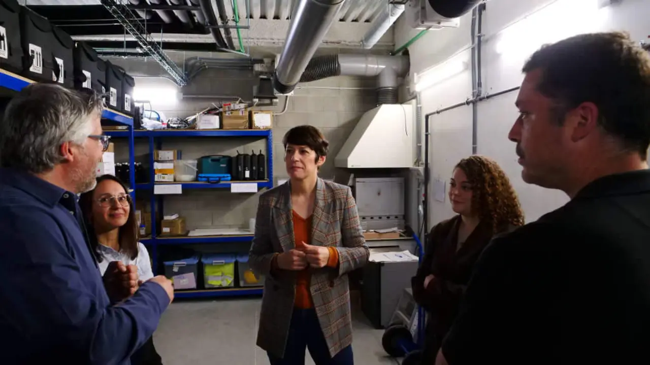 Ana Pont&oacute;n e Carmela Franco, no centro, durante a visita &aacute; empresa Intacta. (Foto: N&oacute;s Diario)