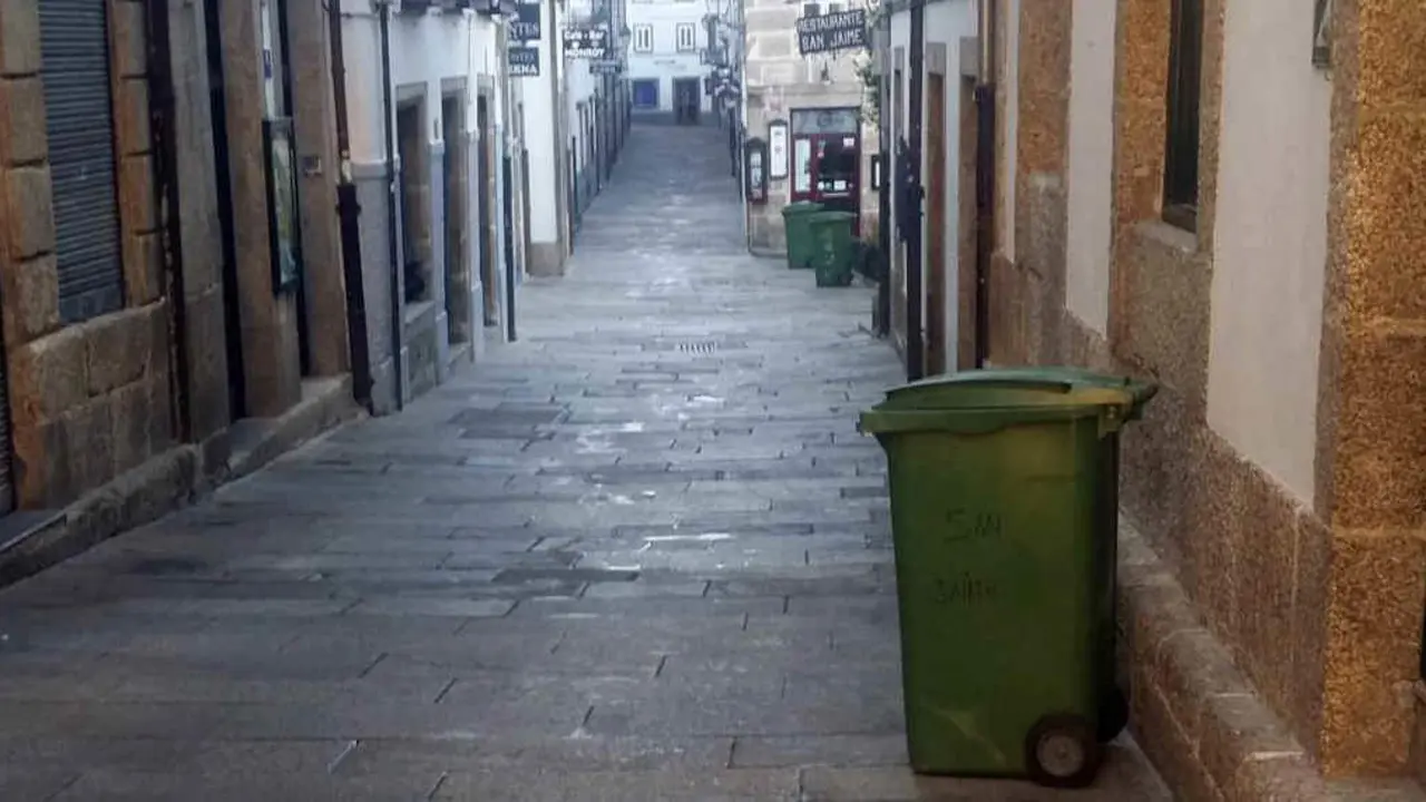 Colectores de lixo na compostel&aacute; r&uacute;a da Ra&iacute;&ntilde;a (Foto: Concello de Santiago).