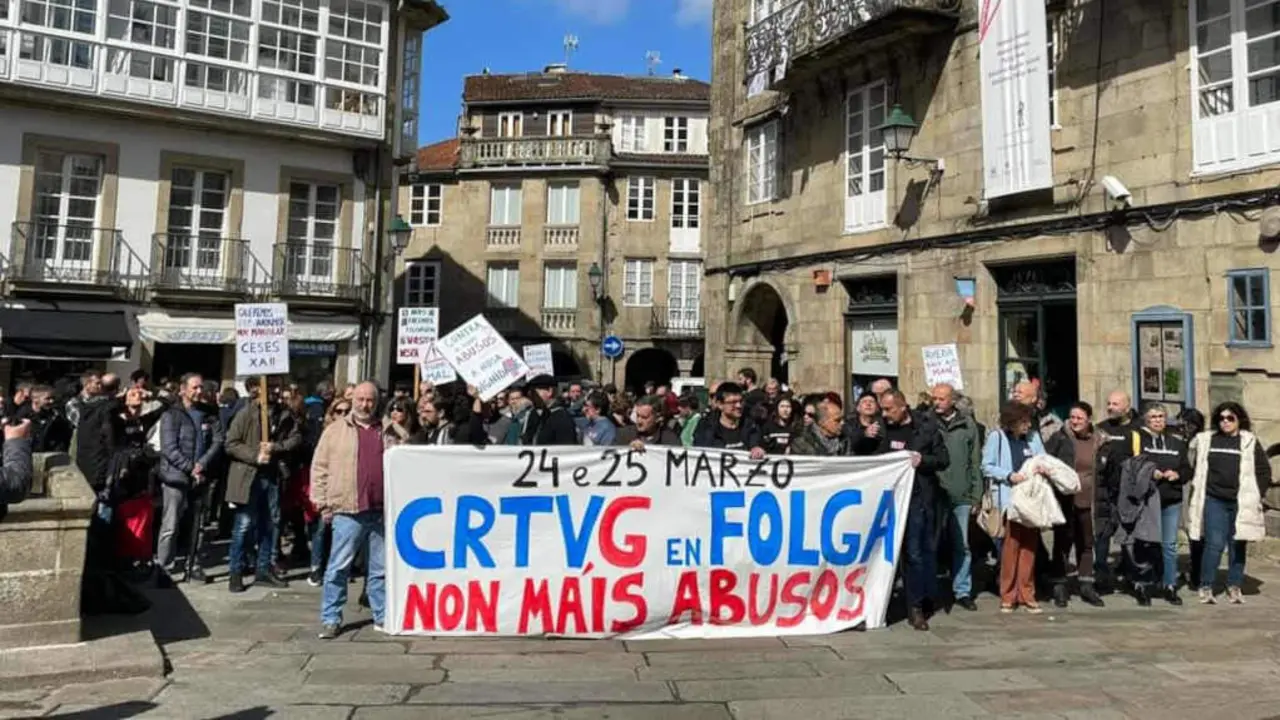 Concentraci&oacute;n das traballadoras e traballadores da CRTVG na praza do toural, Compostela, durante a xornada de folga do 24 de marzo (Foto: Defende A Galega).