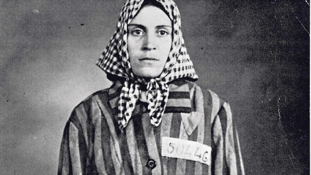 Neus Catal&agrave; co seu traxe de prisioneira tras ser deportada a campos de concentraci&oacute;n nazis (Foto: Arquivo Neus Catal&agrave;).
