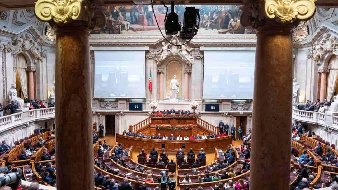 Sesi&oacute;n no lexislativo luso de benvida ao mandatario do Brasil, Lula da Silva. (Foto: Rui Ochoa / Presid&ecirc;ncia da Rep&uacute;blica de Portugal)