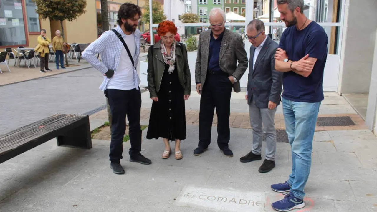 Colocaci&oacute;n da palabra do ano en Lugo (Foto: Concello de Lugo).