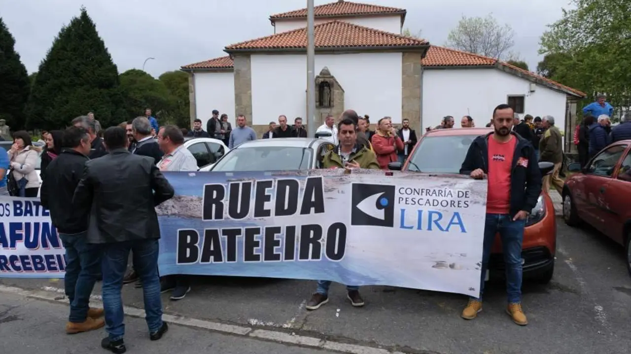 Manifestantes durante a concentraci&oacute;n en Defensa do Sector Percebeiro da Galiza ante a sede da Xunta, o14 de abril de 2023, en Santiago de Compostela. (Foto: Europa Press)