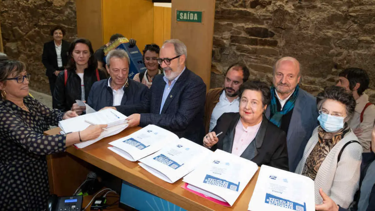 Entrega de sinaturas para a restauraci&oacute;n do Himno galego no Parlamento da Galiza en maio de 2023 (Foto: Arxina).
