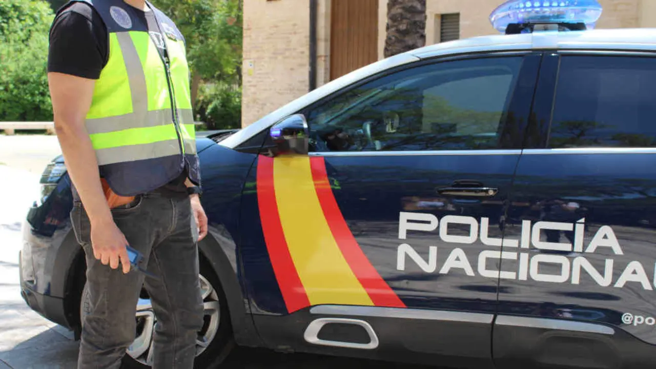 Un axente e un veh&iacute;culo da Polic&iacute;a espa&ntilde;ola. (Foto: Polic&iacute;a).