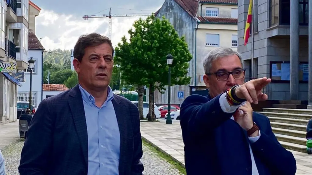 Jos&eacute; Ram&oacute;n G&oacute;mez Besteiro co alcalde de Ames, Blas Garc&iacute;a, esta terza feira. (Foto: N&oacute;s Diario)