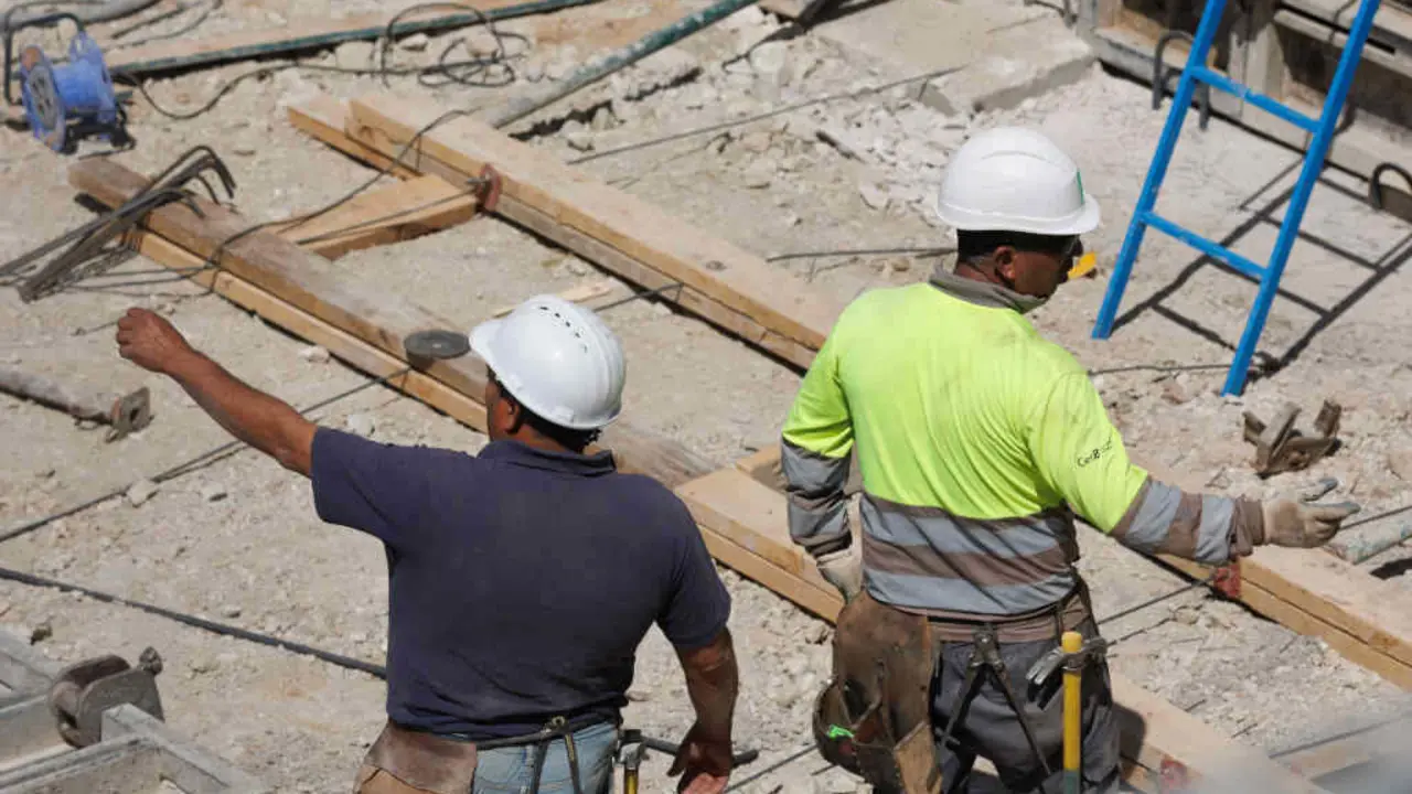 Dous operarios da construci&oacute;n traballando (Foto: Eduardo Parra / Europa Press).
