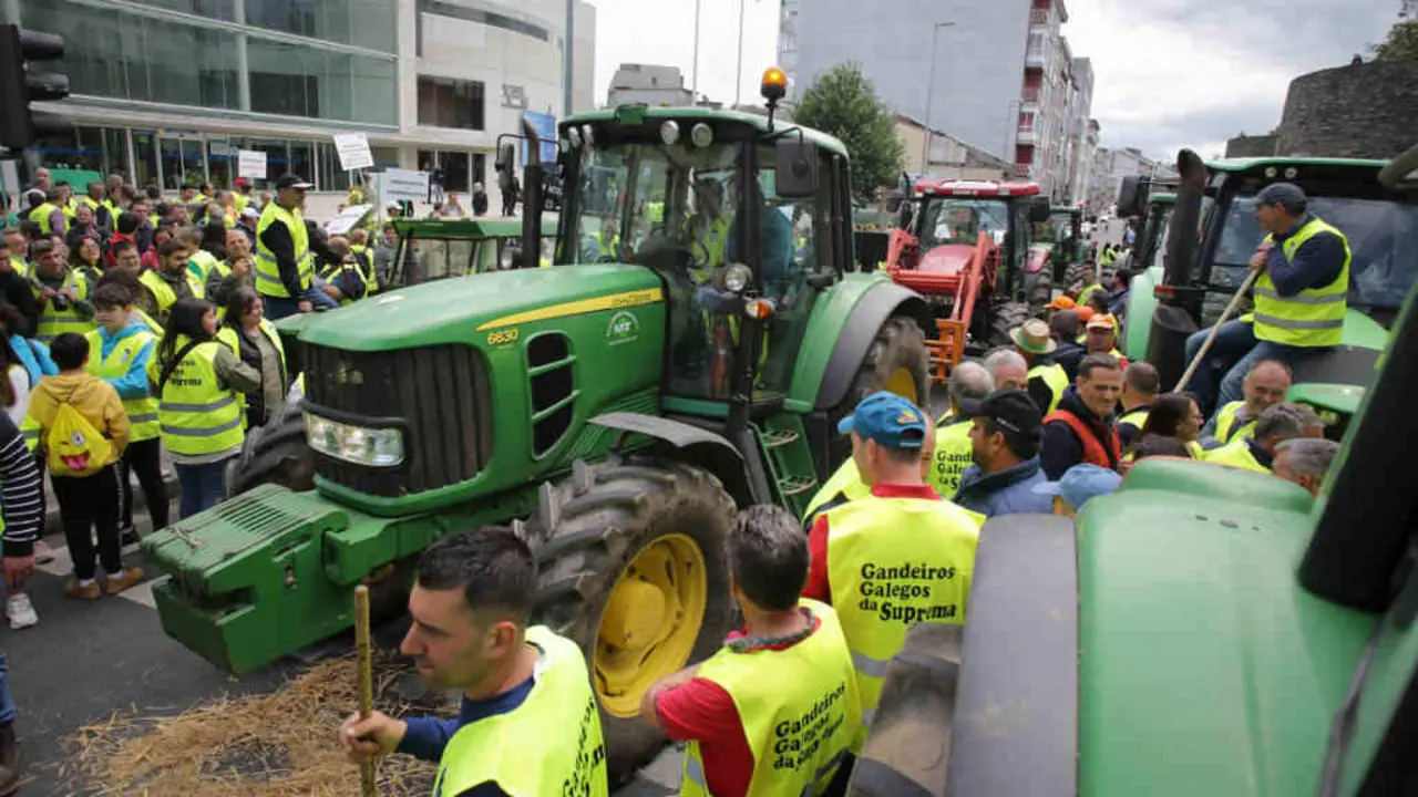 Os tractores ocuparon onte a cidade de Lugo e quedaron aparcados na Ronda da Muralla onde, segundo a organizaci&oacute;n, quedar&aacute;n en sinal de protesta (Foto: Carlos Castro / Europa Press).