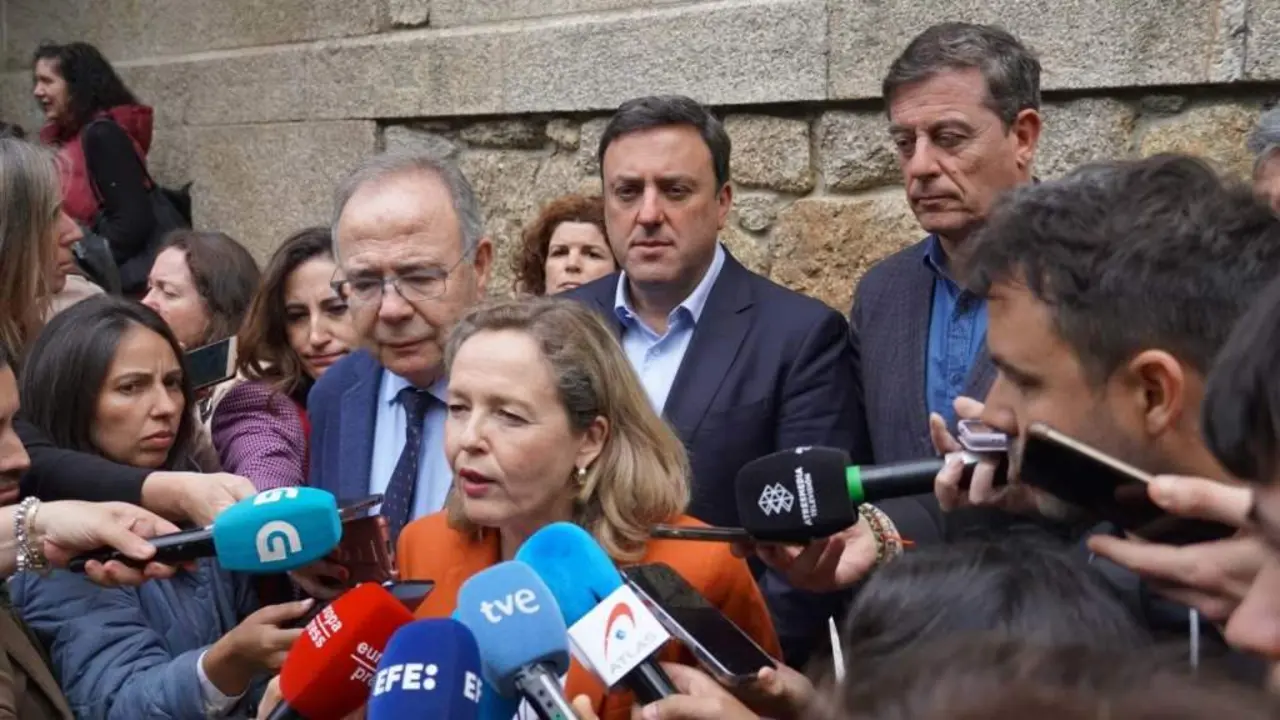No centro da imaxe, Nadia Calvi&ntilde;o, Xos&eacute; S&aacute;nchez Bugallo, Valent&iacute;n Gonz&aacute;lez Formoso e Jos&eacute; Ram&oacute;n G&oacute;mez Besteiro. (Foto: N&oacute;s Diario)