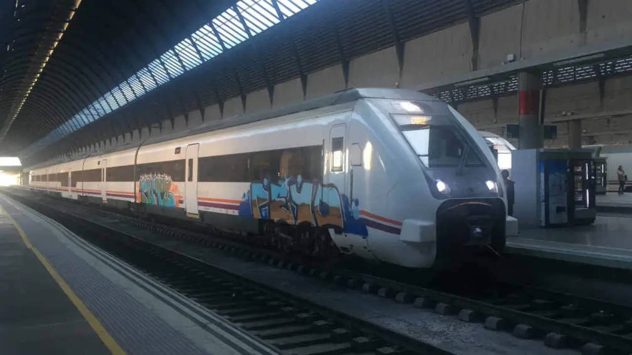 Un tren con pintadas (Foto: Europa Press).