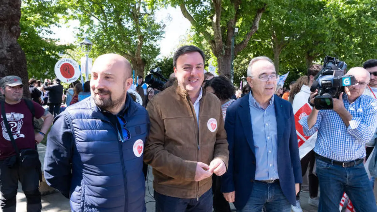 Jos&eacute; Manuel Lage, Valent&iacute;n G. Formoso e Xos&eacute; S. Bugallo, esta cuarta feira, na manifestaci&oacute;n de Queremos Galego en Santiago. (Foto: Arxina)