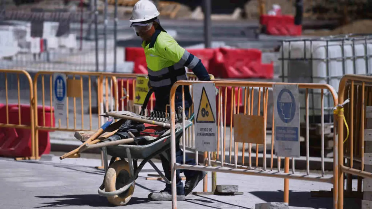 Traballador nunha empresa da construci&oacute;n. (Foto: Europa Press).