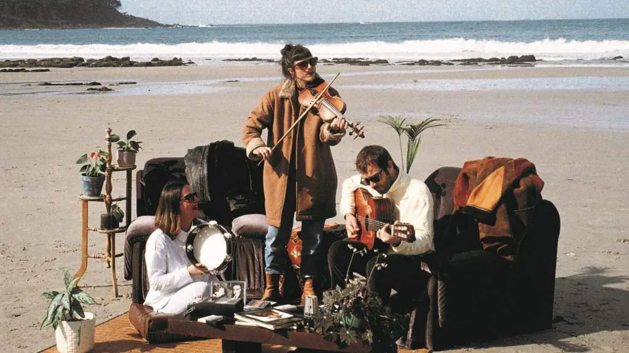 Ana&iuml;s Barbier &aacute; esquerda, Mar&iacute;a Jorge, no centro, e Pedro Fari&ntilde;as, &aacute; dereita, son Caldo. (Foto: Petra Porter)