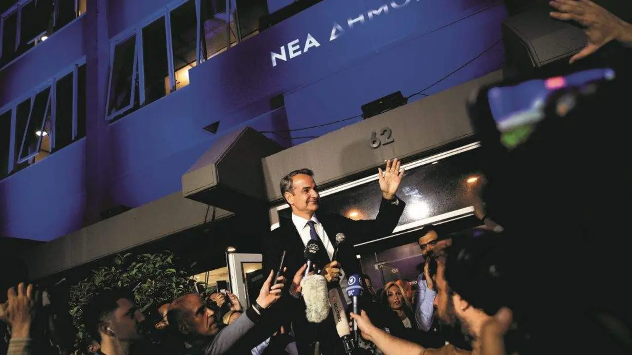 O primeiro ministro grego e l&iacute;der de Nova Democracia, Kyriakos Mitsotakis, na sede do seu partido ap&oacute;s ga&ntilde;ar as elecci&oacute;ns. (Foto: S&oacute;crates Baltagiannis)