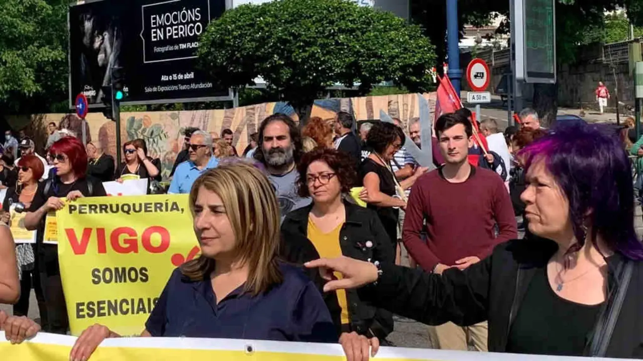 Profesionais da est&eacute;tica na manifestaci&oacute;n na cidade ol&iacute;vica (Foto: N&oacute;s Diario).