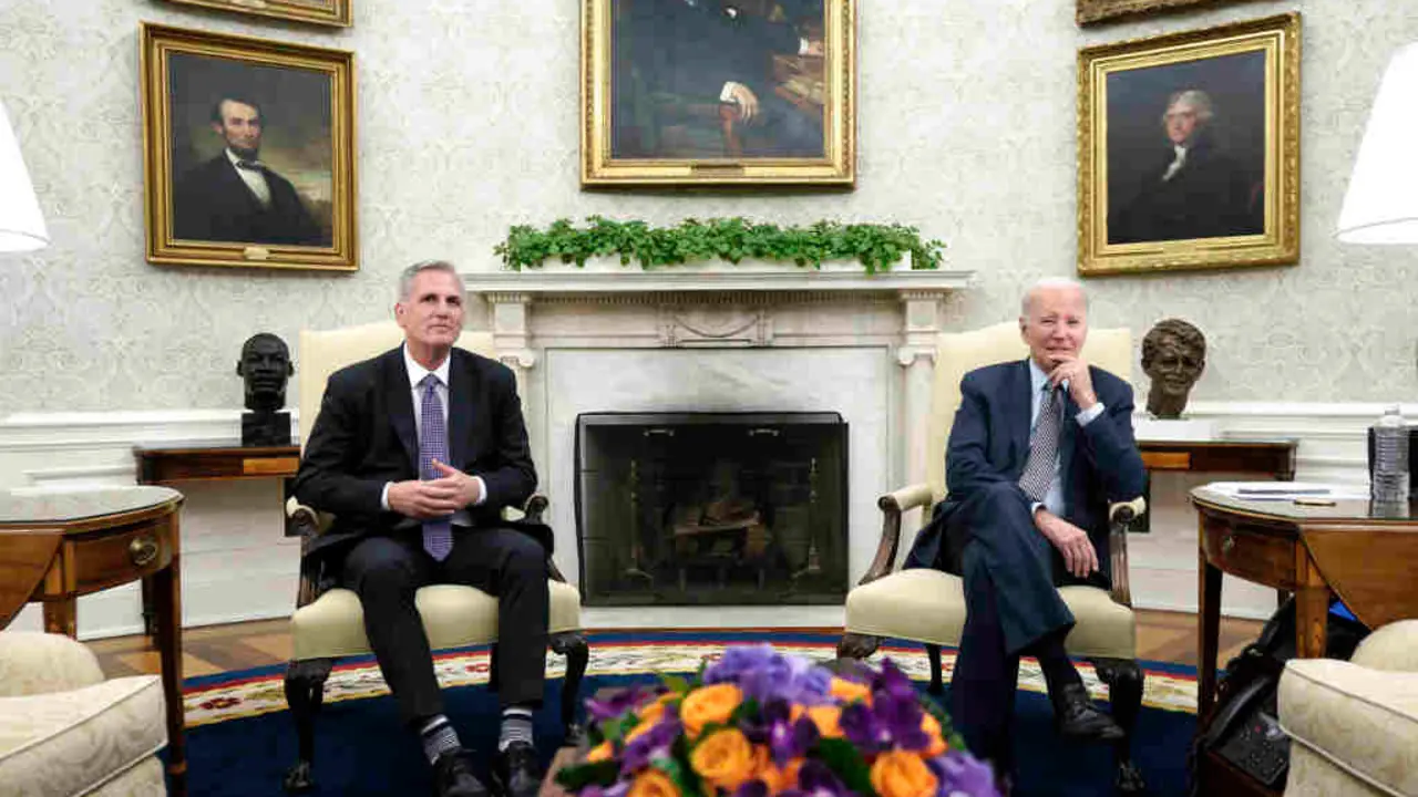 Kevin McCarthy, presidente da C&aacute;mara de Representantes, e o presidente dos Estados Unidos, Joe Biden. (Foto: Rod Lamkey / Zuma Press)