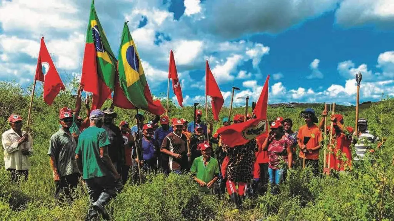Plantio de &aacute;rvores &agrave;s margens do Rio Para&iacute;ba (Alagoas) durante a Jornada Nacional de Lutas de Abril, com 20.000 pessoas mobilizadas. (Foto: Mykesio Max)