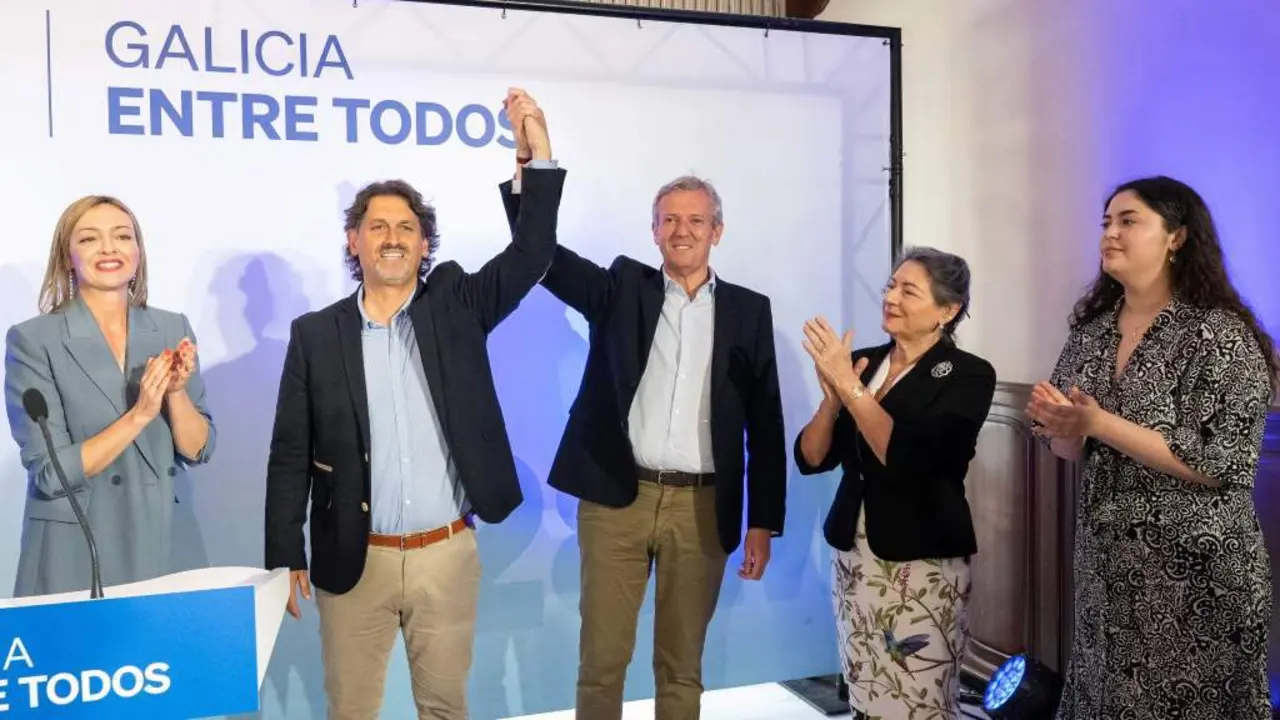 Valent&iacute;n Calv&iacute;n e Alfonso Rueda, en Ortigueira. (Foto: N&oacute;s Diario)