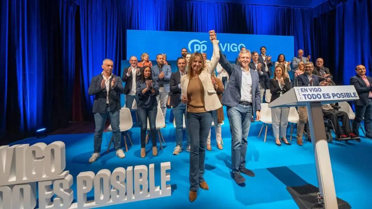 Marta Fern&aacute;ndez-Tapias e Alfonso Rueda, en Vigo. (Foto: N&oacute;s Diario)