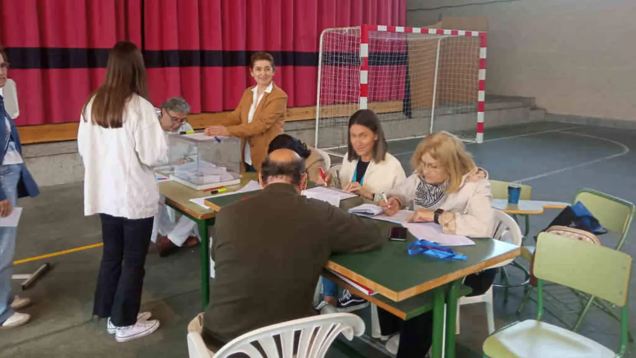 Unha mesa electoral (Foto: N&oacute;s Diario).
