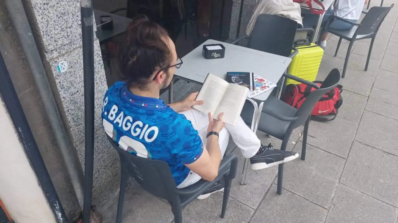 Coa chegada do ver&aacute;n, terrazas ou praias tornan en lugares perfectos para a lectura. (Foto: N&oacute;s Diario).