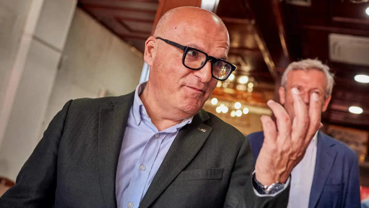 O senador do PP Manuel Baltar, con Alfonso Rueda en segundo plano. (Foto: Agostime / Europa Press)