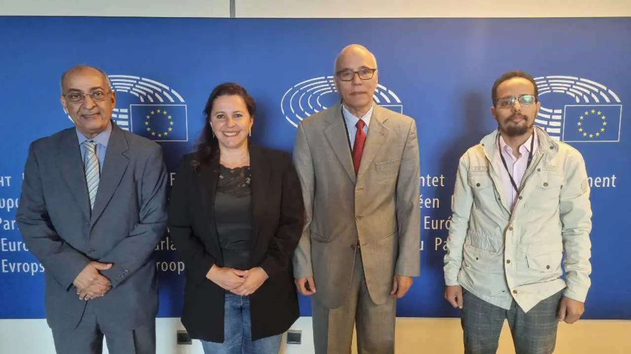 Ana Miranda, eurodeputada do BNG, xunto cos representantes do Frente Polisario na UE. (Foto: N&oacute;s Diario)